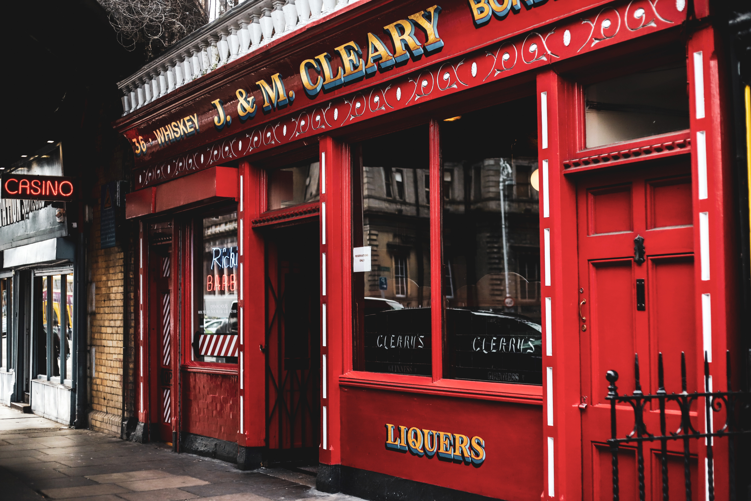 dublin_pub_red_entrance-guinness_tour