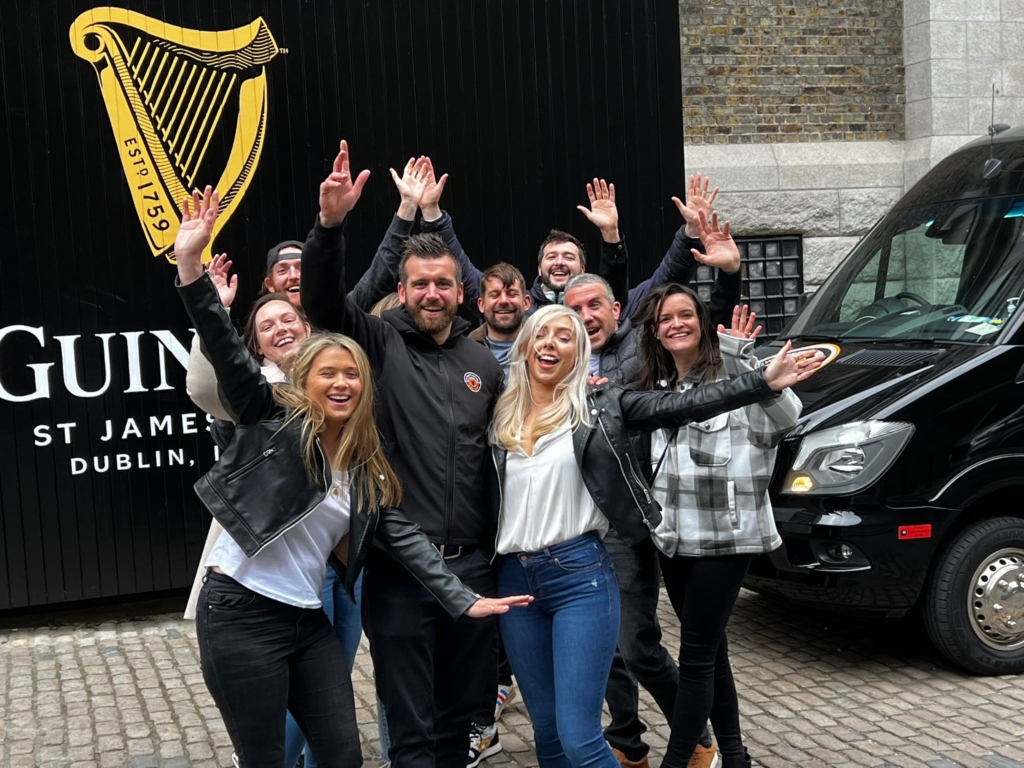happy_people_at_dublin_guinness_tour
