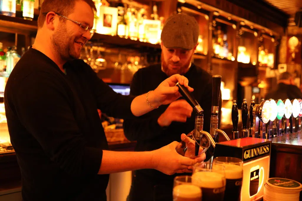 man_pooring_guinness-pub_tour_experience_dublin