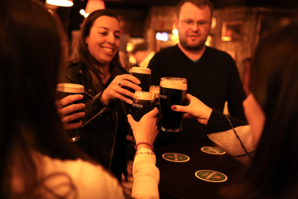people_at_dublin_pub-guinness_tour