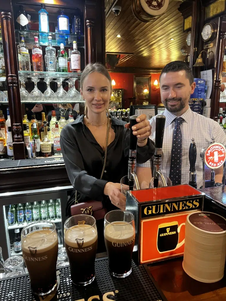 woman_and_bartender_pooring_guinness