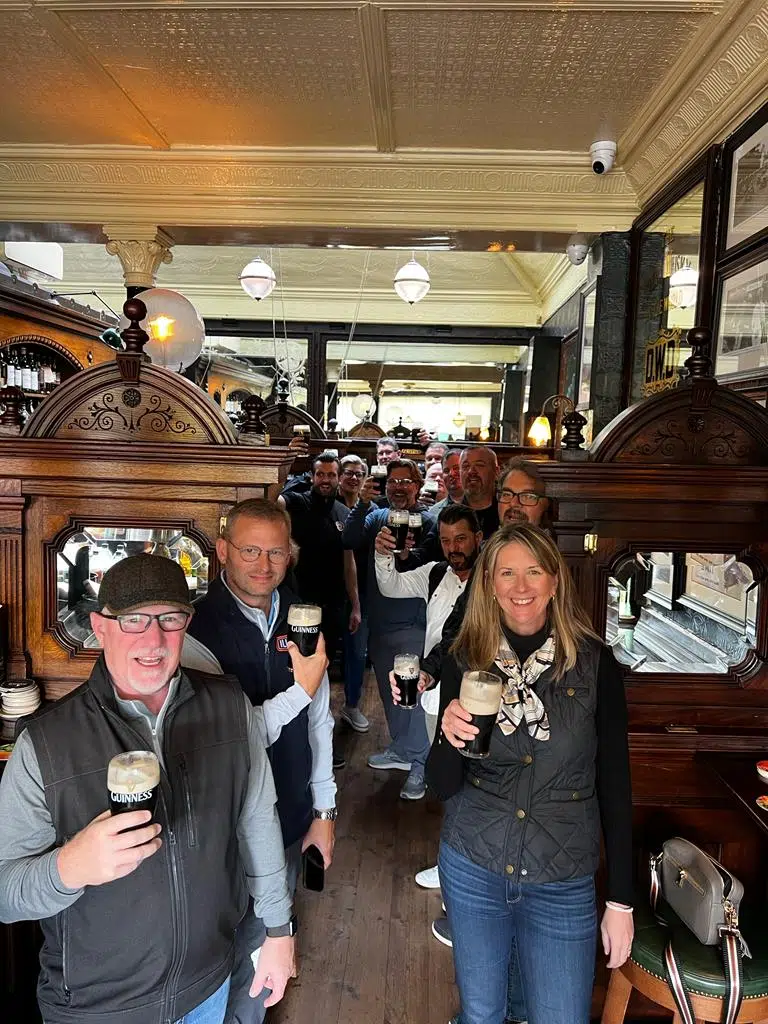 tasting_guinness_at_dublin_pub