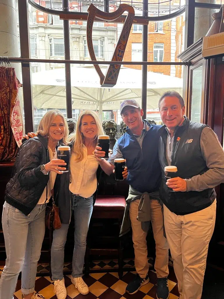 friends_with_guinness-pub_crawl_ireland