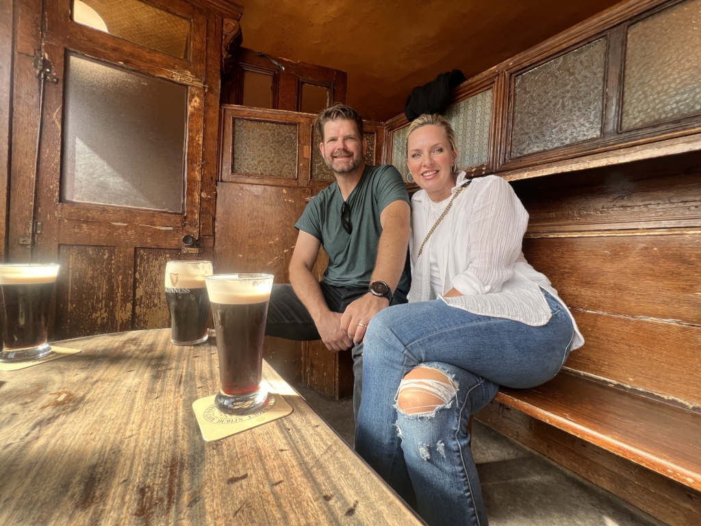 couple_with_guinness-pub_tour_ireland