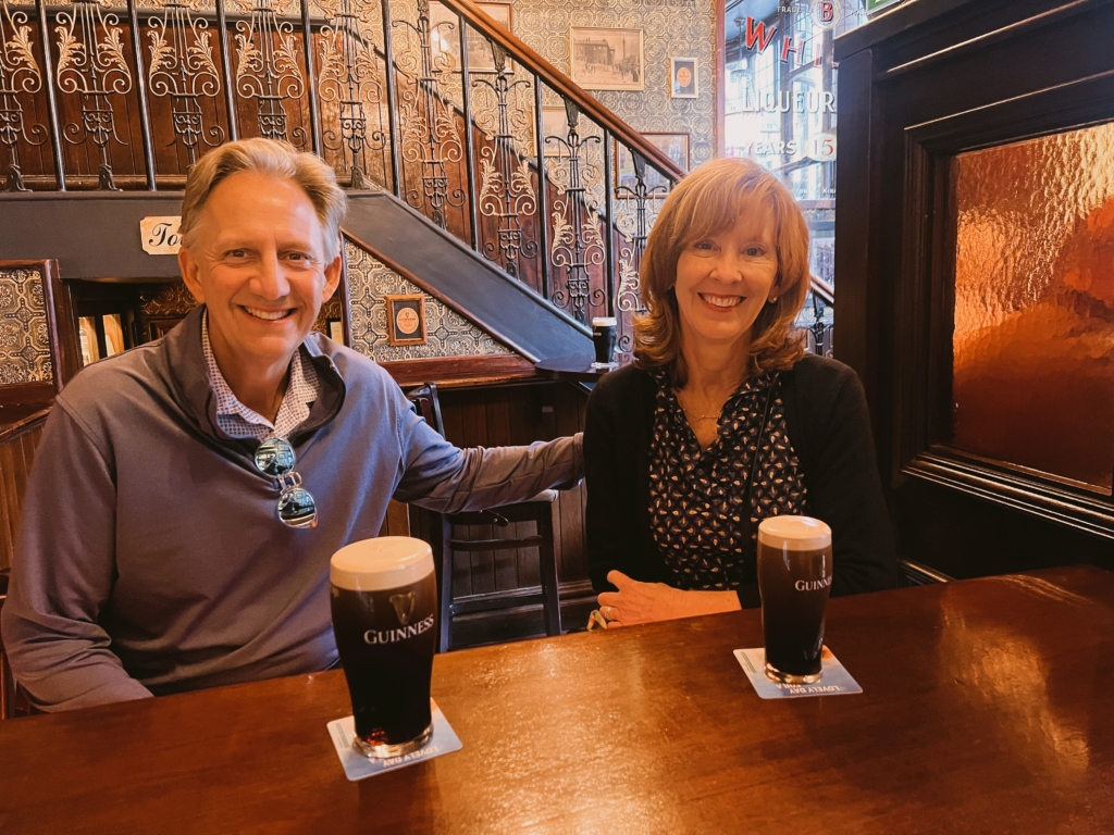 man_and_woman_drinking_guinness-pub_experience_dublin