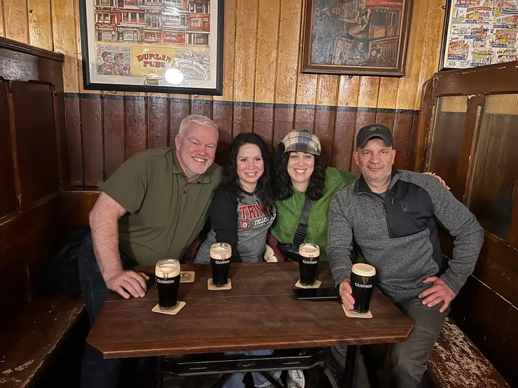 family_enjoying_guinness_dublin