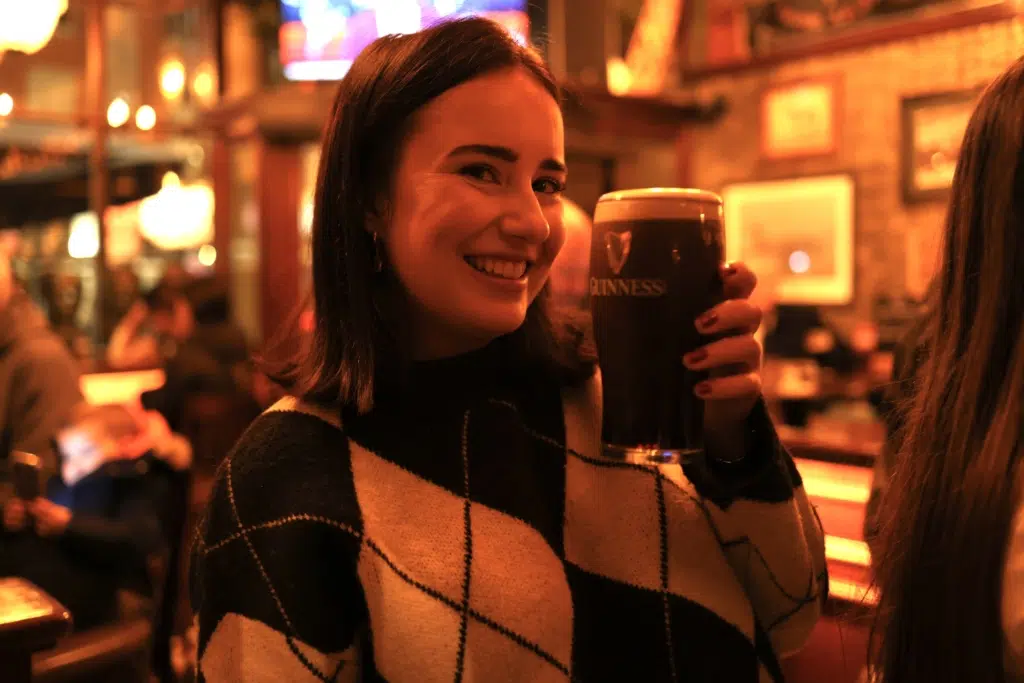 woman_holding_guinness_pint-pub_tour_dublin