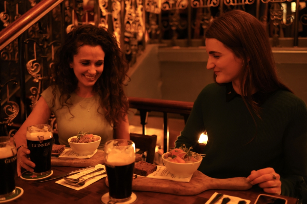 Two_women_at_pub_in_dublin